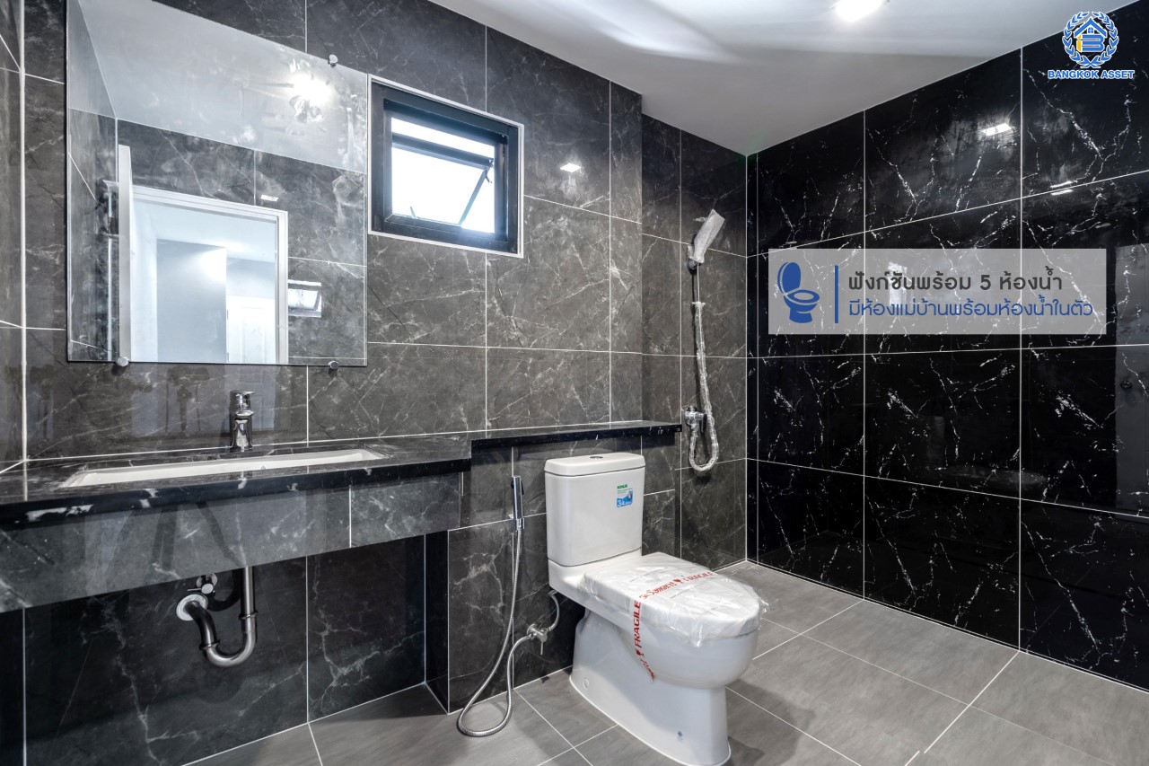 คฤหาสน์มือสองตกแต่งใหม่ โครงการ อักษรา พุทธมณฑลสาย3-บรมราชชนนี ตกแต่งหรูหรา เนื้อที่ 147 ตร.ว. พื้นที่ใช้สอยมากถึง 455 ตร.ม.!! ฟังก์ชันจัดเต็ม 4 ห้องนอนขนาดใหญ่ 5 ห้องน้ำ 1 ห้องแม่บ้าน จอดรถได้ 2 คัน พร้อมพื้นที่สนามหญ้าด้านข้างกว้างถึง 240 ตร.ม. บนทำเลเชื่อมต่อหลายเส้นทาง ใกล้เซ็นทรัลศาลายา, ม.มหิดล ทางคู่ขนานลอยฟ้าบรมราชชนนี และรายล้อมด้วยสิ่งอำนวยความสะดวกครบ!